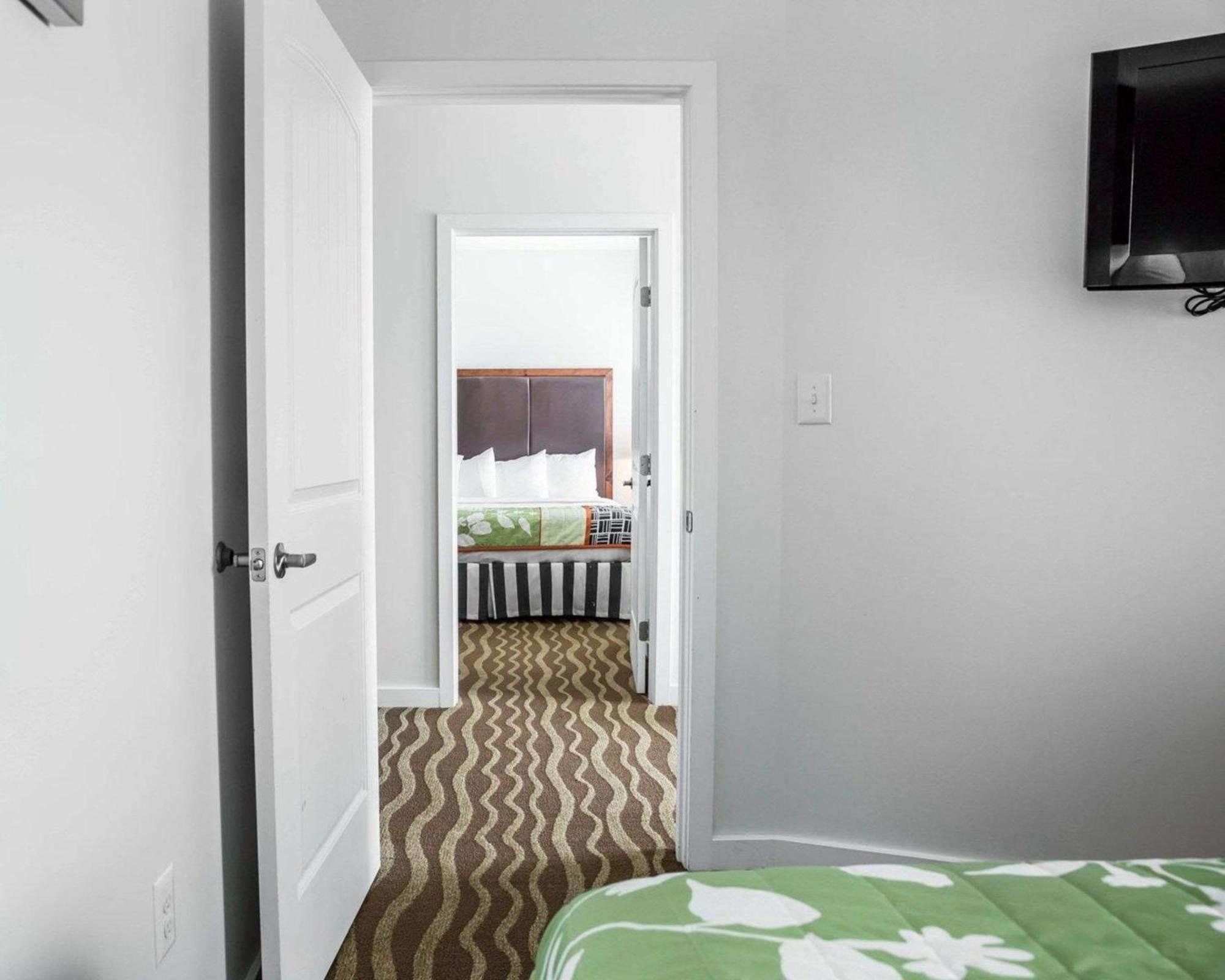 Island Inn & Suites, Ascend Hotel Collection Piney Point Экстерьер фото