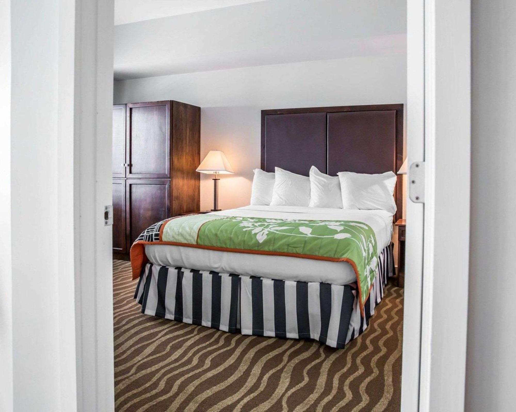 Island Inn & Suites, Ascend Hotel Collection Piney Point Экстерьер фото