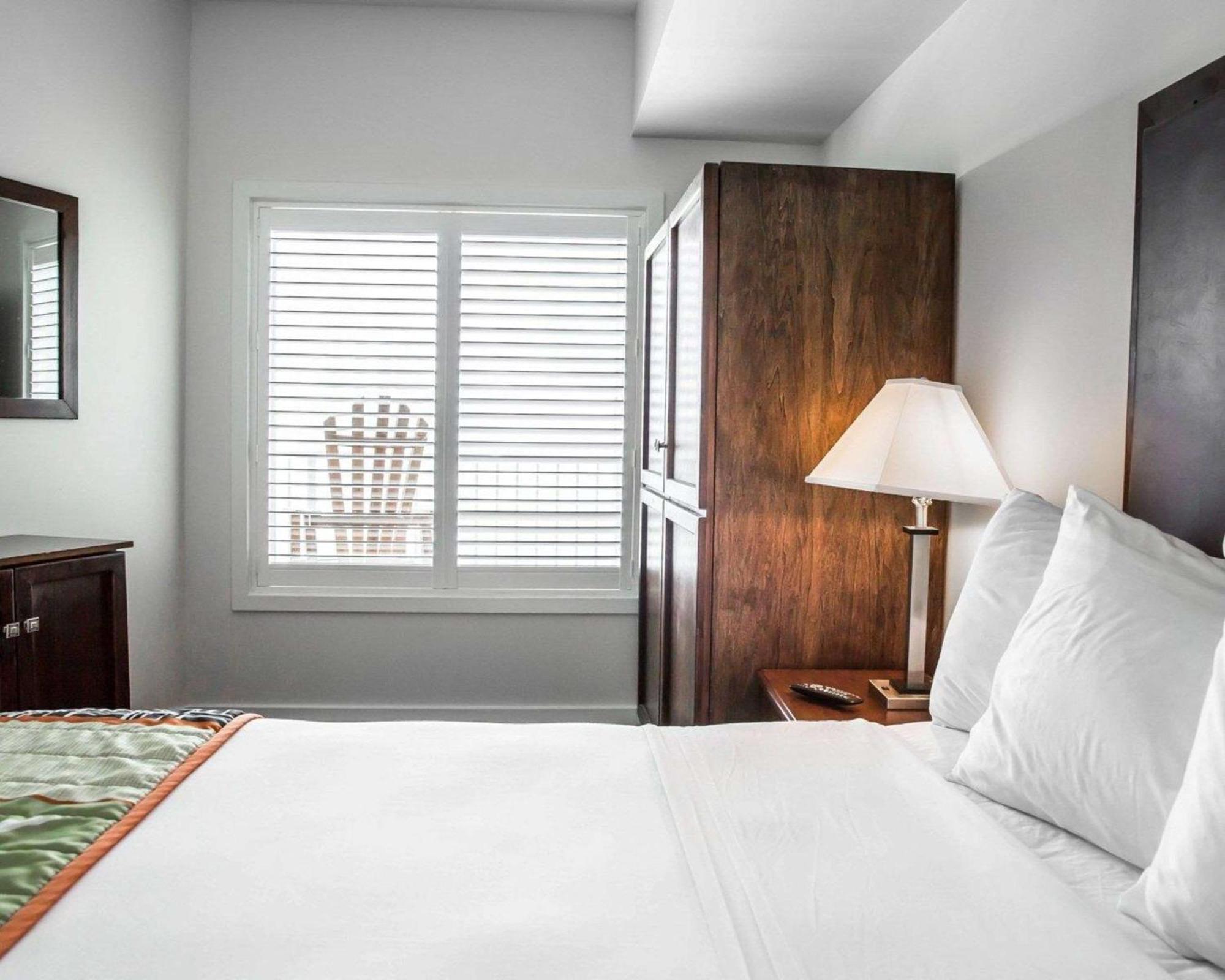 Island Inn & Suites, Ascend Hotel Collection Piney Point Экстерьер фото