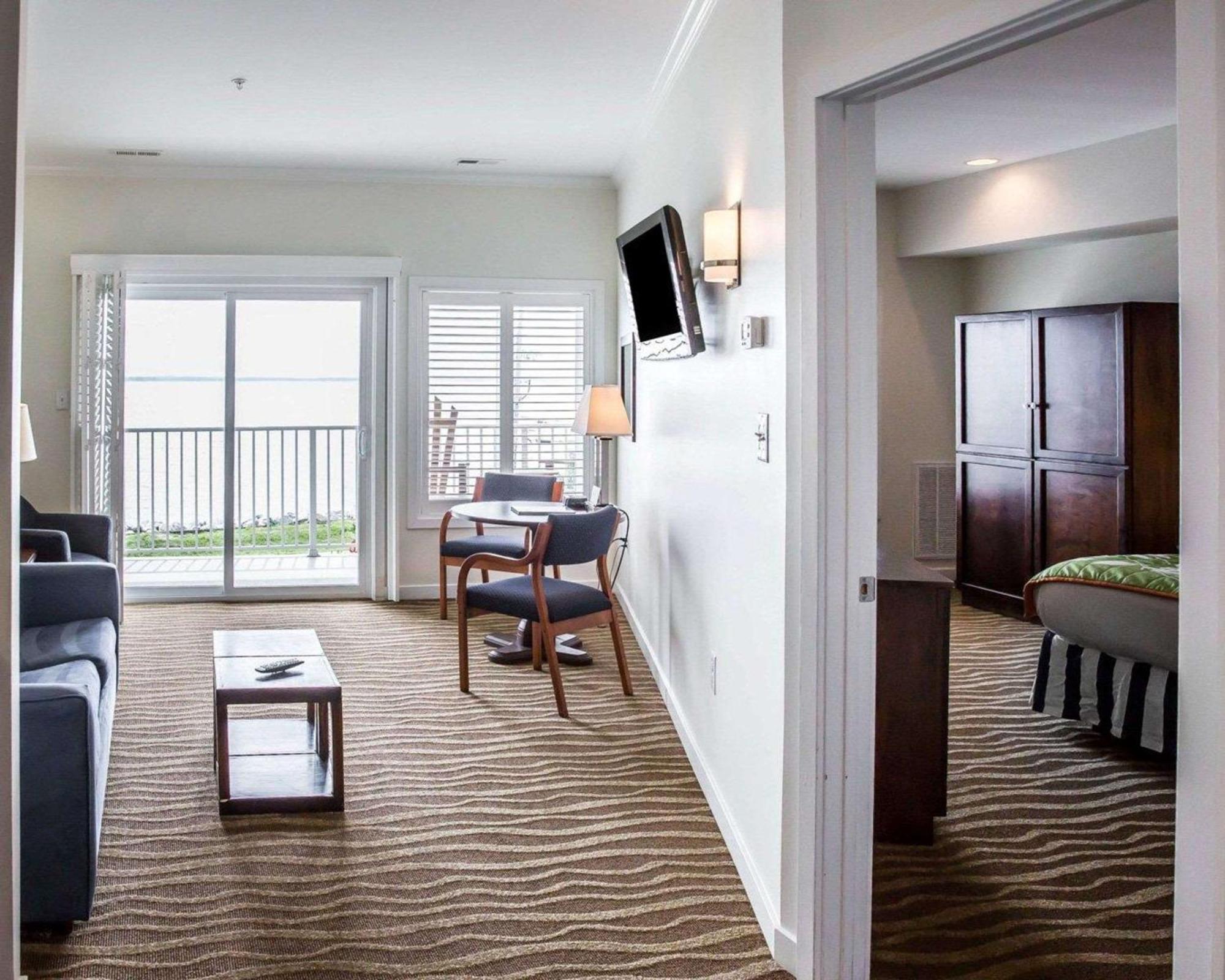 Island Inn & Suites, Ascend Hotel Collection Piney Point Экстерьер фото