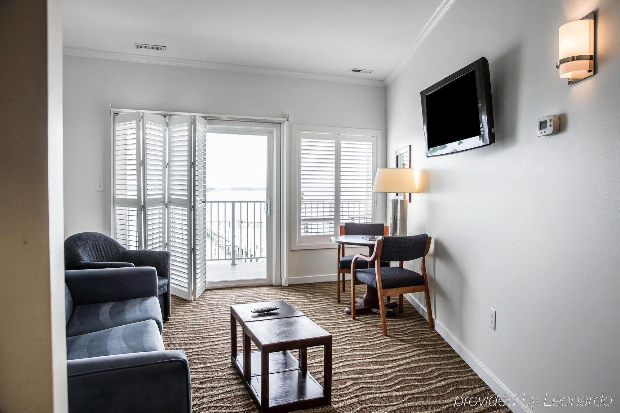 Island Inn & Suites, Ascend Hotel Collection Piney Point Экстерьер фото